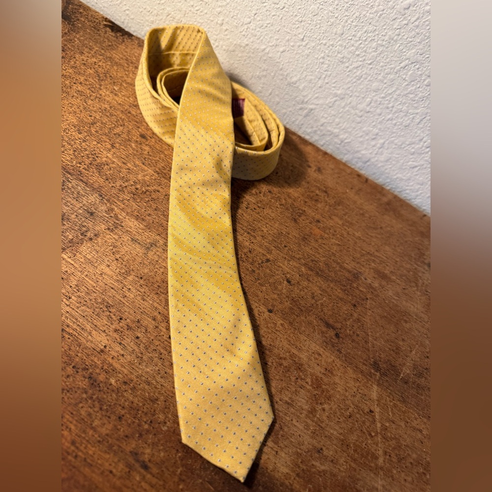 Penguin by Munsingwear Yellow w/Blue Dot Tie